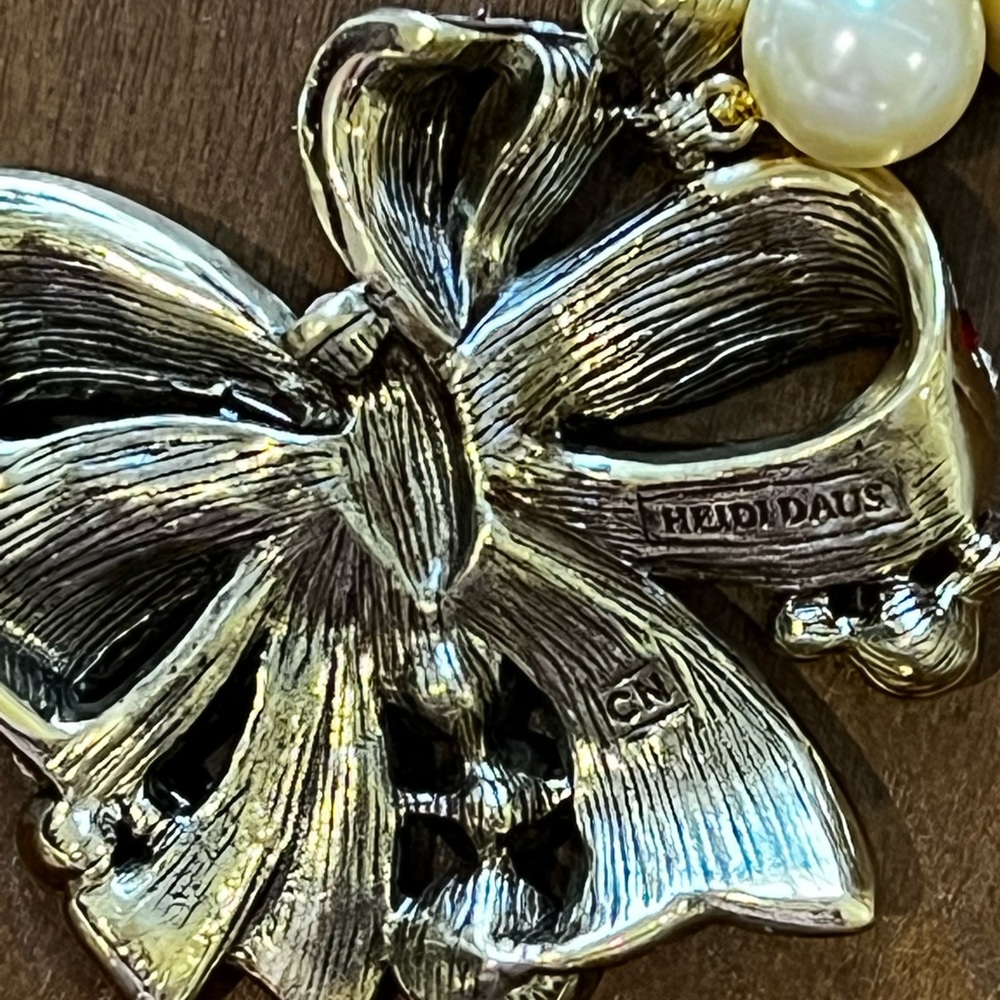Heidi Daus 🆕 “Ravishing Ribbon” necklace, cream faux pearls, Swarovski crystals - Picture 7 of 9
